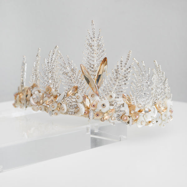 Espectacular corona plateada decorada con cristales swarovski y hojas de madre perla.